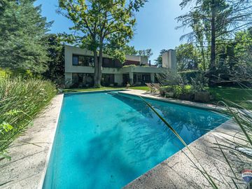 Venta casa 7 amb en Parque Leloir pileta cocheras