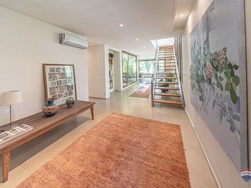 Venta casa 7 amb en Parque Leloir pileta cocheras