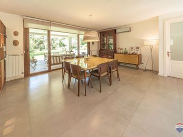 Venta casa 7 amb en Parque Leloir pileta cocheras