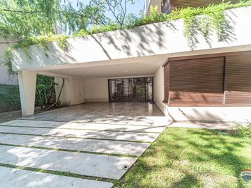 Venta casa 7 amb en Parque Leloir pileta cocheras