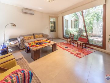 Venta casa 7 amb en Parque Leloir pileta cocheras