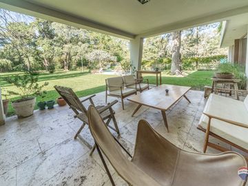 Venta casa 7 amb en Parque Leloir pileta cocheras