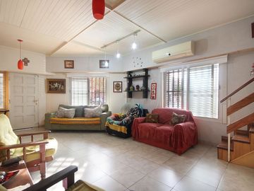 CASA EN VENTA LOTE PROPIO EXCELENTE ESTADO