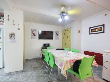 CASA EN VENTA LOTE PROPIO EXCELENTE ESTADO