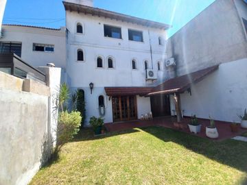 Venta casa 5 amb, jardín, cochera parrilla Olivos