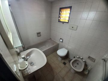 Venta casa 5 amb, jardín, cochera parrilla Olivos