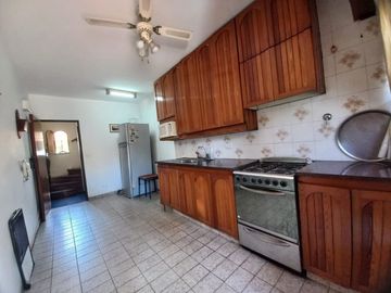 Venta casa 5 amb, jardín, cochera parrilla Olivos