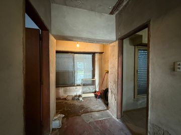VENTA CASA TERRENO 3 AMB EN CASEROS A REFACCIONAR