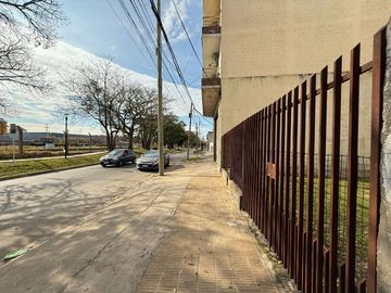 VENTA CASA TERRENO 3 AMB EN CASEROS A REFACCIONAR