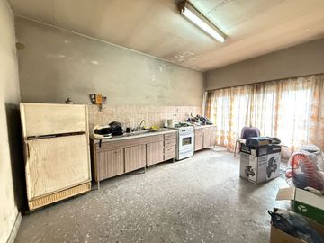 VENTA CASA TERRENO 3 AMB EN CASEROS A REFACCIONAR