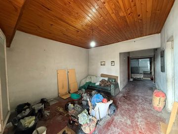 VENTA CASA TERRENO 3 AMB EN CASEROS A REFACCIONAR