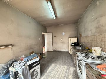 VENTA CASA TERRENO 3 AMB EN CASEROS A REFACCIONAR