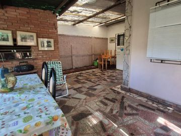 CASA VENTA 3 AMB COCHERA GRAN LOTE + DEPTO 3 AMB