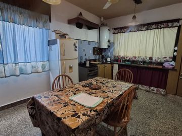 CASA VENTA 3 AMB COCHERA GRAN LOTE + DEPTO 3 AMB