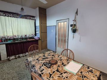 CASA VENTA 3 AMB COCHERA GRAN LOTE + DEPTO 3 AMB