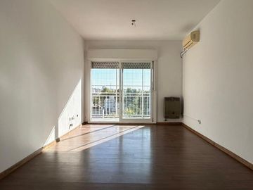VENTA 4 AMB C/COCHERA EN FLORES