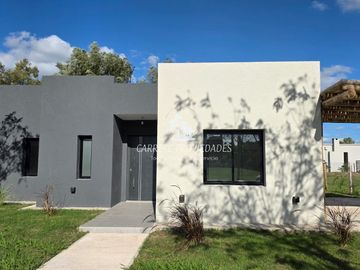 Casa en venta de 5 amb. con pileta y fondo a verde. Barrio Santa Emilia. Pilar