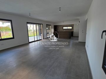 Casa en venta de 5 amb. con pileta y fondo a verde. Barrio Santa Emilia. Pilar