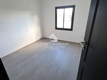 Casa en venta de 5 amb. con pileta y fondo a verde. Barrio Santa Emilia. Pilar
