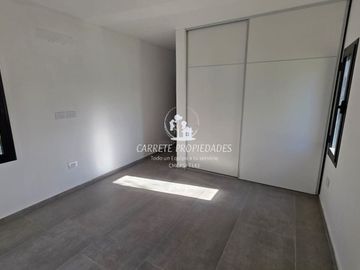 Casa en venta de 5 amb. con pileta y fondo a verde. Barrio Santa Emilia. Pilar