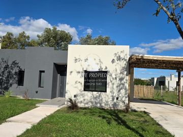 Casa en venta de 5 amb. con pileta y fondo a verde. Barrio Santa Emilia. Pilar