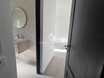 Casa en venta de 5 amb. con pileta y fondo a verde. Barrio Santa Emilia. Pilar