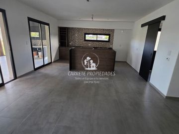 Casa en venta de 5 amb. con pileta y fondo a verde. Barrio Santa Emilia. Pilar