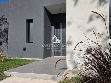 Casa en venta de 5 amb. con pileta y fondo a verde. Barrio Santa Emilia. Pilar