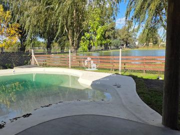 Casa en venta de 5 amb. con pileta y fondo a verde. Barrio Santa Emilia. Pilar