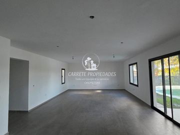 Casa en venta de 5 amb. con pileta y fondo a verde. Barrio Santa Emilia. Pilar