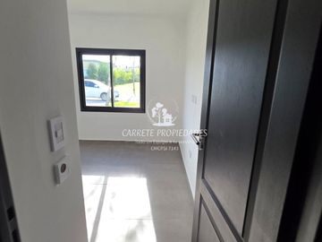 Casa en venta de 5 amb. con pileta y fondo a verde. Barrio Santa Emilia. Pilar