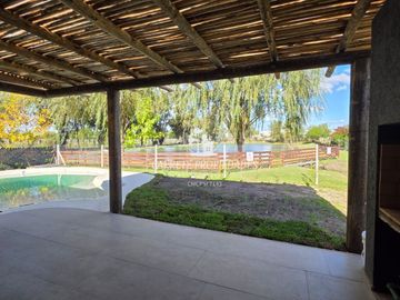 Casa en venta de 5 amb. con pileta y fondo a verde. Barrio Santa Emilia. Pilar