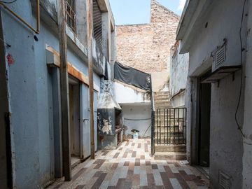 VENTA CASA A REFACCIONAR EN BARRIO SARMIENTO