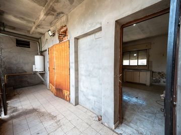 VENTA CASA A REFACCIONAR EN BARRIO SARMIENTO