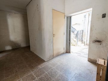 VENTA CASA A REFACCIONAR EN BARRIO SARMIENTO