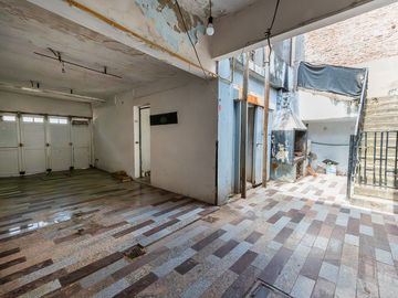 VENTA CASA A REFACCIONAR EN BARRIO SARMIENTO