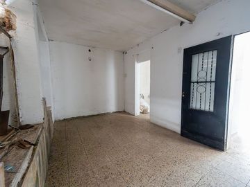 VENTA CASA A REFACCIONAR EN BARRIO SARMIENTO
