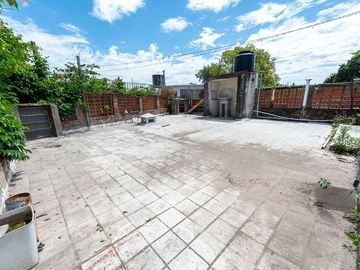 VENTA CASA A REFACCIONAR EN BARRIO SARMIENTO