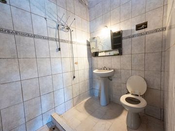 VENTA CASA A REFACCIONAR EN BARRIO SARMIENTO