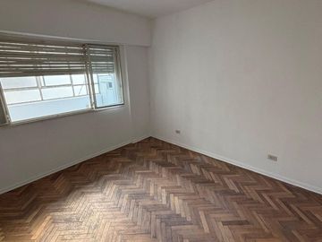 VENTA DEPTO 4AMB C/BALCON + PARILLA ZONA FLORES