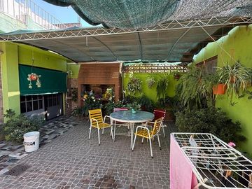SE VENDE CASA CON PATIO Y COCHERA + DPTO EN P.A.