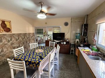 SE VENDE CASA CON PATIO Y COCHERA + DPTO EN P.A.