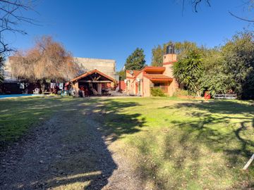 CASA QUINTA  -  LOTE DE 928 M² CON PILETA