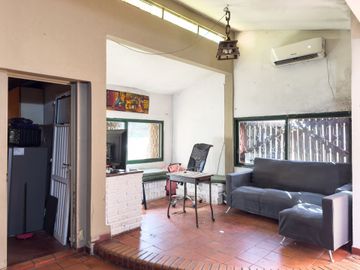 CASA QUINTA  -  LOTE DE 928 M² CON PILETA