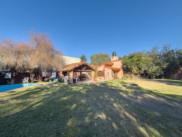 CASA QUINTA  -  LOTE DE 928 M² CON PILETA