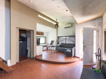 CASA QUINTA  -  LOTE DE 928 M² CON PILETA