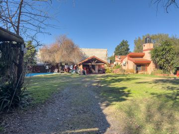 CASA QUINTA  -  LOTE DE 928 M² CON PILETA