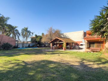 CASA QUINTA  -  LOTE DE 928 M² CON PILETA