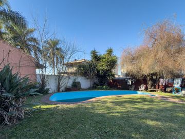CASA QUINTA  -  LOTE DE 928 M² CON PILETA