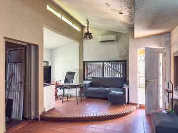 CASA QUINTA  -  LOTE DE 928 M² CON PILETA